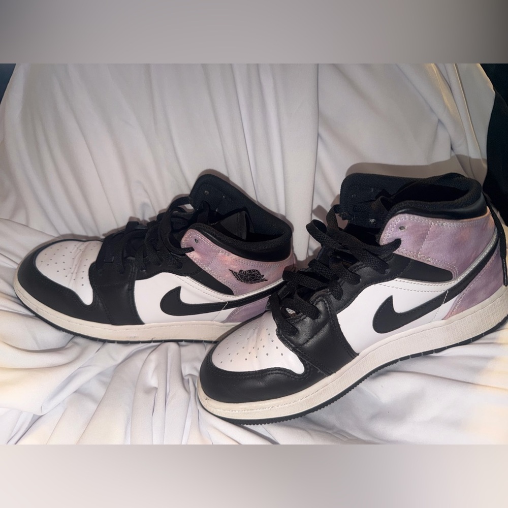 Nike Black and White Shoes with Pink Highlights youth
